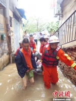 福州消防台风天转移瘫痪老人 抬着老人涉水近1公里 - 福州新闻网