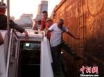 厦门台风夜：疏浚船被困巨浪中海警官兵顶风驰援 - 福建新闻