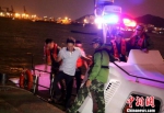 海警官兵将被困船员转移至安全地带。　洪晨晖 摄 - 福建新闻