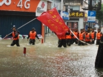 武警福清大队官兵福清市区涉水抢险救灾 - 福州新闻网