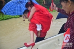 福州台风天里的烂漫婚礼：百年修得同冲锋舟渡 - 福州新闻网