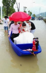 洪水也没挡住他们的婚礼　连江一对新人坐船迎亲 - 福州新闻网