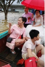 洪水也没挡住他们的婚礼　连江一对新人坐船迎亲 - 福州新闻网