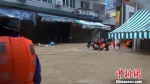 因溪水暴涨村庄被淹，消防官兵紧急转移桥头村群众100余名。　黄长平 摄 - 福建新闻