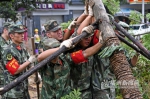 武警福建总队出动500名官兵清通路障保畅通 - 福州新闻网