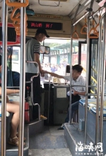 上错车后想取回投币遭拒绝　乘客欲打公交车司机 - 福州新闻网