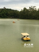 西湖公园少数游客很“任性”　风中乘游船不穿救生衣 - 福州新闻网