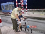 惊险！10岁男孩因玩笑话骑自行车夜闯沈海高速 - 新浪