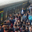 山西太原火车站，民众正在排队乘车。 张云 摄 - 福建新闻