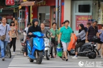 一场秋雨一场寒　冷空气来袭福州市民夏装换秋衣 - 福州新闻网