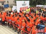奥运冠军徐云丽为福建重阳登高健身大会助跑 - 福州新闻网