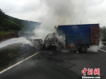 福州长乐机场高速两车相撞起火　消防官兵快速灭火 - 福州新闻网