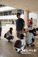 国际盲人日:大学生体验盲人生活 增进对群体了解 - 福州新闻网