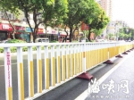 小广告“入侵”路中护栏　“不押车贷款”别相信 - 福州新闻网