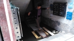 楼道口长期积水不退　居民无奈铺木板进出（图） - 福州新闻网