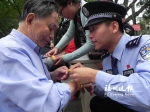“让爱回家”防走失 福州500老人戴上黄手环(图) - 福州新闻网