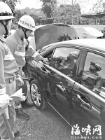 年轻妈妈不慎将两岁孩子反锁车内　消防破窗营救　 - 福州新闻网