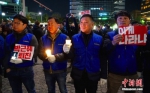 10月29日晚，近两万名韩国民众及民间团体人士在首尔市中心举行烛光集会，谴责“亲信干政事件”给韩国社会带来的不良影响，要求总统朴槿惠对此事负责。 - 福建新闻
