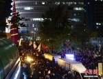 两万名韩国民众及民间团体人士在首尔市中心举行烛光集会，谴责“亲信干政事件”给韩国社会带来的不良影响，要求总统朴槿惠对此事负责。图为集会现场。 - 福建新闻