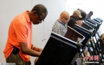 当地时间10月20日，美国北卡罗来纳州开启大选提前投票，当地民众排队前往投票站投票。 - 福建新闻