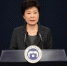 当地时间2016年11月4日，韩国，电视在直播总统朴槿惠讲话。韩国总统朴槿惠当天发表电视直播讲话，就好友崔顺实“幕后干政”事件再次表达立场。她表示，如果国民要求的话，为查明真相，将诚实配合检方调查。当地时间11月4日公布的盖洛普民调结果，韩国总统朴槿惠的支持率已降至5%，创下所有韩国总统的最低纪录，凸显亲信干政丑闻对其造成的冲击。报道称，盖洛普表示，该机构在11月1日至3日访问了1005名韩国民众，结果显示89%参与调查的人不满意朴槿惠的执政表现。图片来源：视觉中国 - 福建新闻