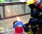 两名七旬老人做饭煤气罐起火 抹布灭火反被烧伤 - 新浪