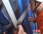 福州一小女孩大拇指卡进锁孔　消防官兵拆锁施救 - 福州新闻网