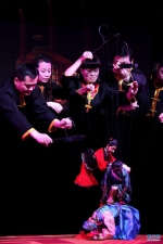 　　这是11月15日晚间拍摄到的泉州提线木偶戏表演，3个木偶叠罗汉，需几名演员默契合作完成。 - 新浪
