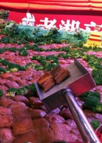 厦门厨师用数千块红烧肉制成中国地图(图) - 新浪