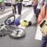 厦门一中学生戴耳机骑车被撞 公交车窗破裂(图) - 新浪