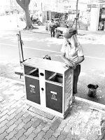 福州一女环卫工将垃圾箱擦到“发光”　感动网友 - 福州新闻网