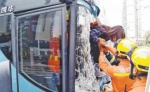 大巴和货车相撞 消防“撕开”玻璃救出49名乘客 - 新浪