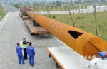 货车超长28米高速被拦　运载大钢管险穿透驾驶室 - 福州新闻网