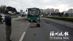 福州一男子骑电摩在机动车道上逆行 被公交撞飞不省人事 - 福州新闻网