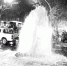 福州万科广场小车撞消防栓　人行道出现“喷泉” - 福州新闻网