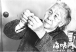 福州91岁依姆眼不花手不抖　轻松穿针补衣服(图) - 福州新闻网