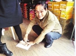 老鞋匠为“特型脚”顾客做鞋　30年坚守工匠精神 - 福州新闻网