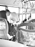 公交车上男子边喊热边脱衣　脱得只剩下一条裤衩 - 福州新闻网