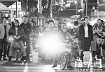 电动车装强光灯成马路新“杀手”　仍然顶风热卖 - 福州新闻网