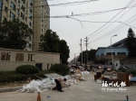 废料没清走垃圾又堆上　小区大门旁成露天垃圾场 - 福州新闻网