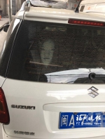 小车后车窗惊现“鬼脸”　路人大白天被吓坏(图) - 福州新闻网