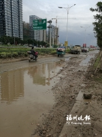 大车碾过渣土漏路面泥水多　西三环路辅道不好走 - 福州新闻网