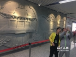 探访青年雕塑家：地铁站浮雕墙是怎么创作出来的？ - 福州新闻网