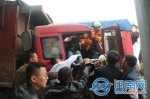 漳州漳浦两货车红绿灯处相撞 司机被牢牢卡住(图) - 新浪