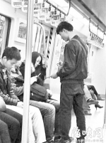 一名疑似聋哑人在地铁上乞讨（网友供图） - 新浪