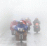 大雾弥漫，山里下起了小雨，摩托车极易打滑，但回家心切的铁骑大军依然冒雨行驶(资料照片)。新华社发 - 新浪