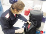 小白鹭服务台的工作人员正在登记旅客遗失的行李。记者 雷妤 摄 - 新浪