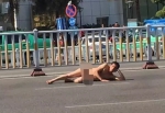 福州二环路一男子裸奔街头 坦然面对市民观瞻 - 新浪