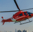 直升机降落在总院门诊楼天台上的停机坪。 - 新浪