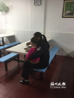 外婆带着外孙女偷海产品被抓　女民警抱孩子喂饭 - 福州新闻网